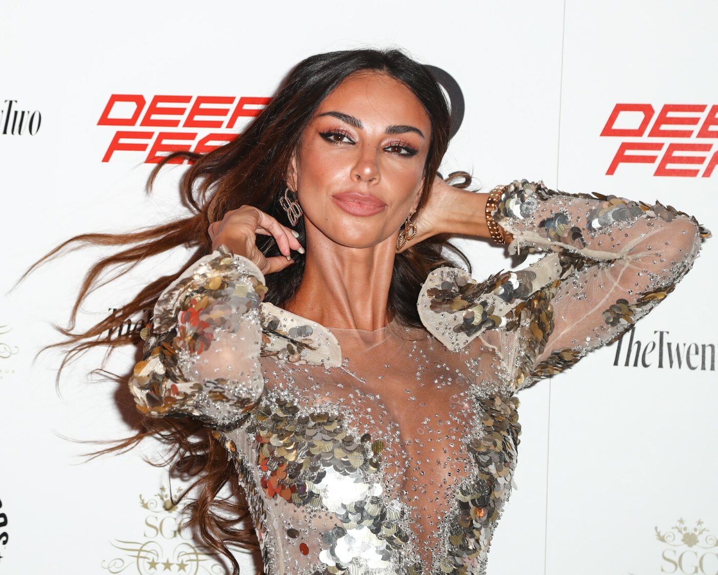 Mădălina Ghenea, criticată după imaginile în care dansează pe masă și are o rochie destul de permisivă: „E jenant ce faci!”. Reacția dură a fostei iubite a lui Grigor Dimitrov e o palmă pentru contestatari. GALERIE FOTO