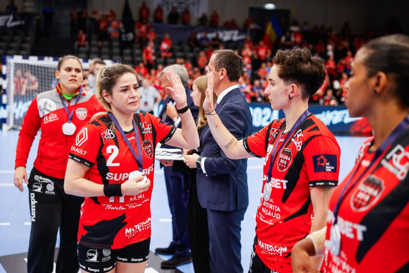 Mai avem o singură etapă în Liga Florilor! Gloria Bistrița, defensiva cu care selecționerul Florentin Pera se laudă constant, medie de 39 de goluri primite în ultimele două meciuri. Cine retrogradează și cine merge la baraj. SPECIAL