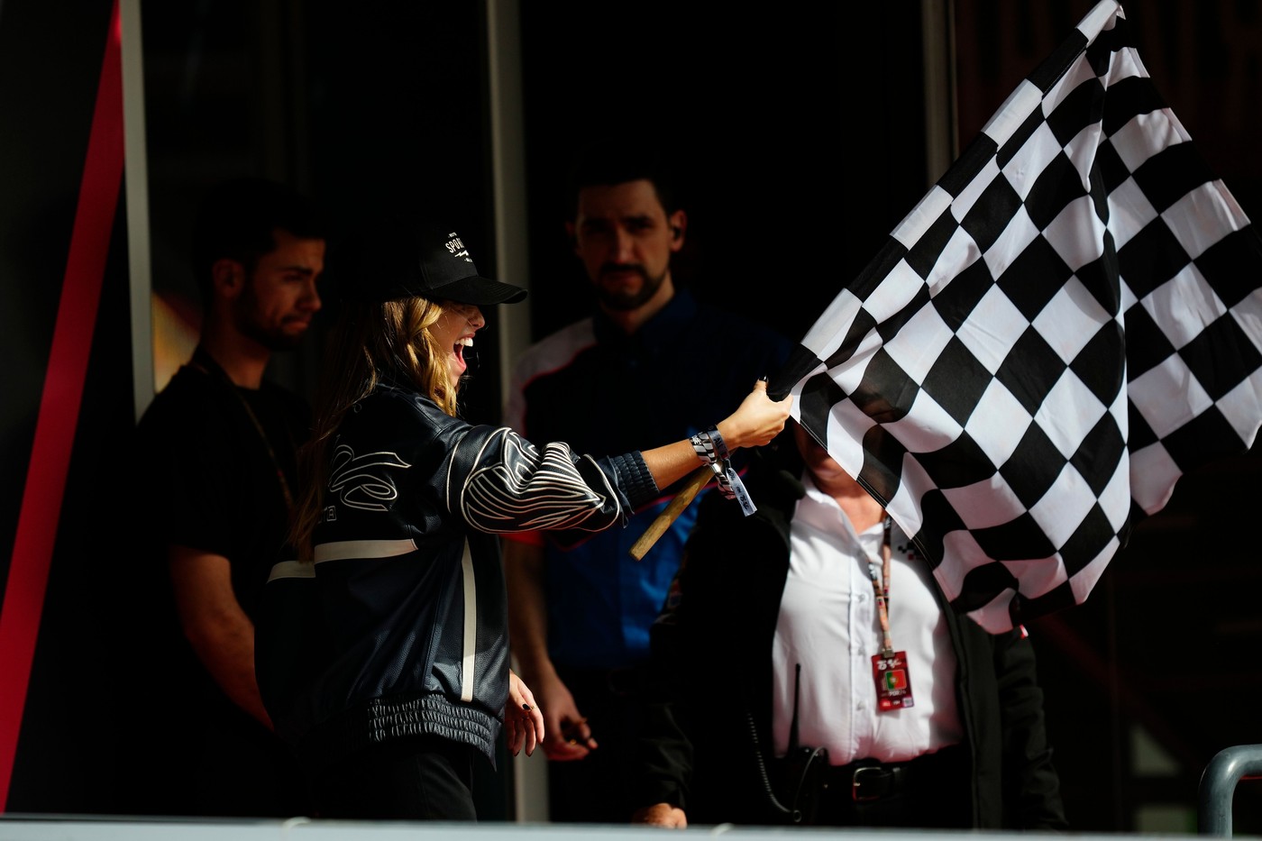 Manechinul tăcut se iubește discret cu milionarul care a făcut senzație la Miami, în Marele Premiu de Formula! GALERIE FOTO