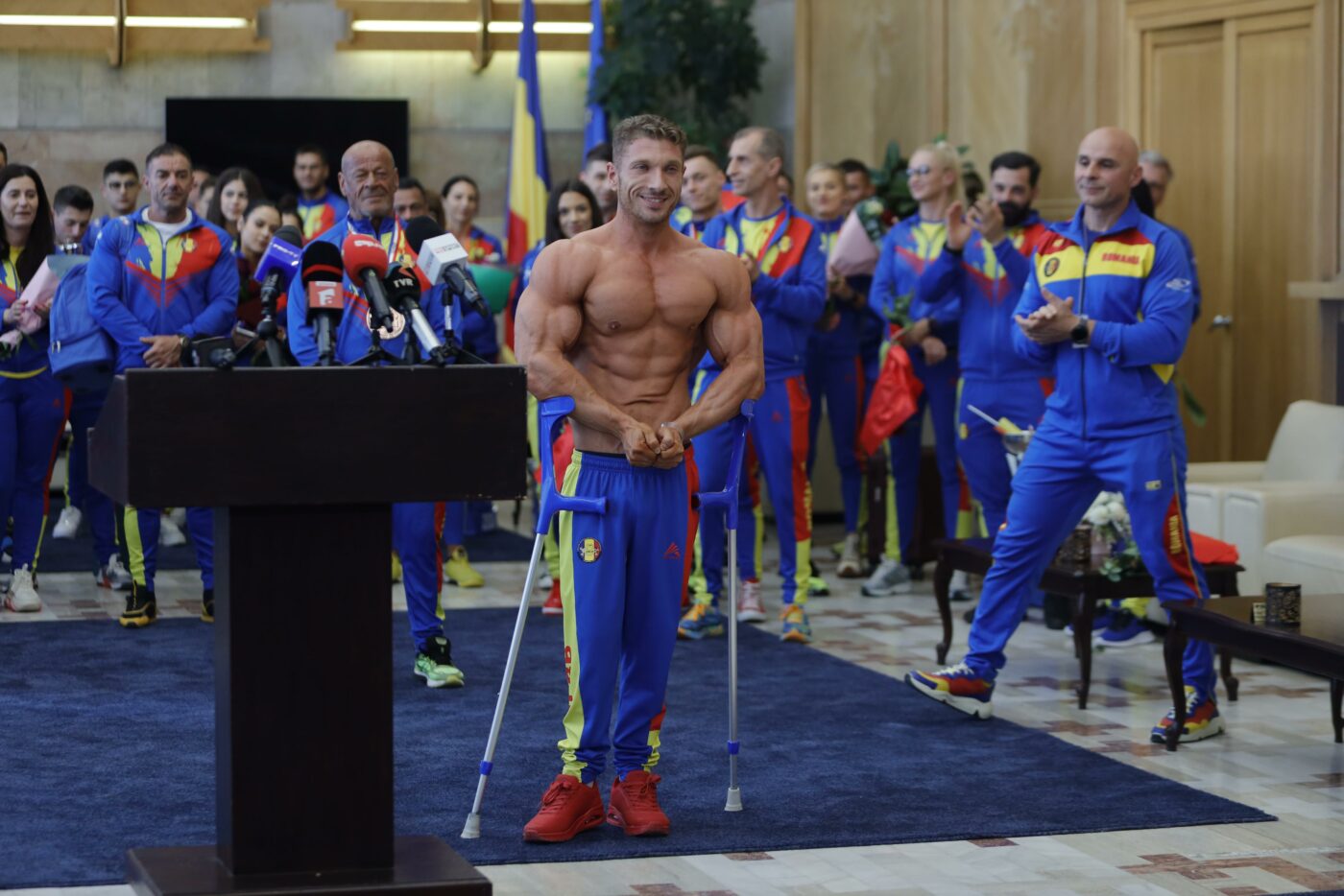 Moment emoționant oferit de George Gabriel Moise, sportiv cu dizabilități medaliat cu aur, după Campionatul European de Culturism și Fitness! Și-a dat jos tricoul și a impresionat asistența: „Totul este posibil”. VIDEO