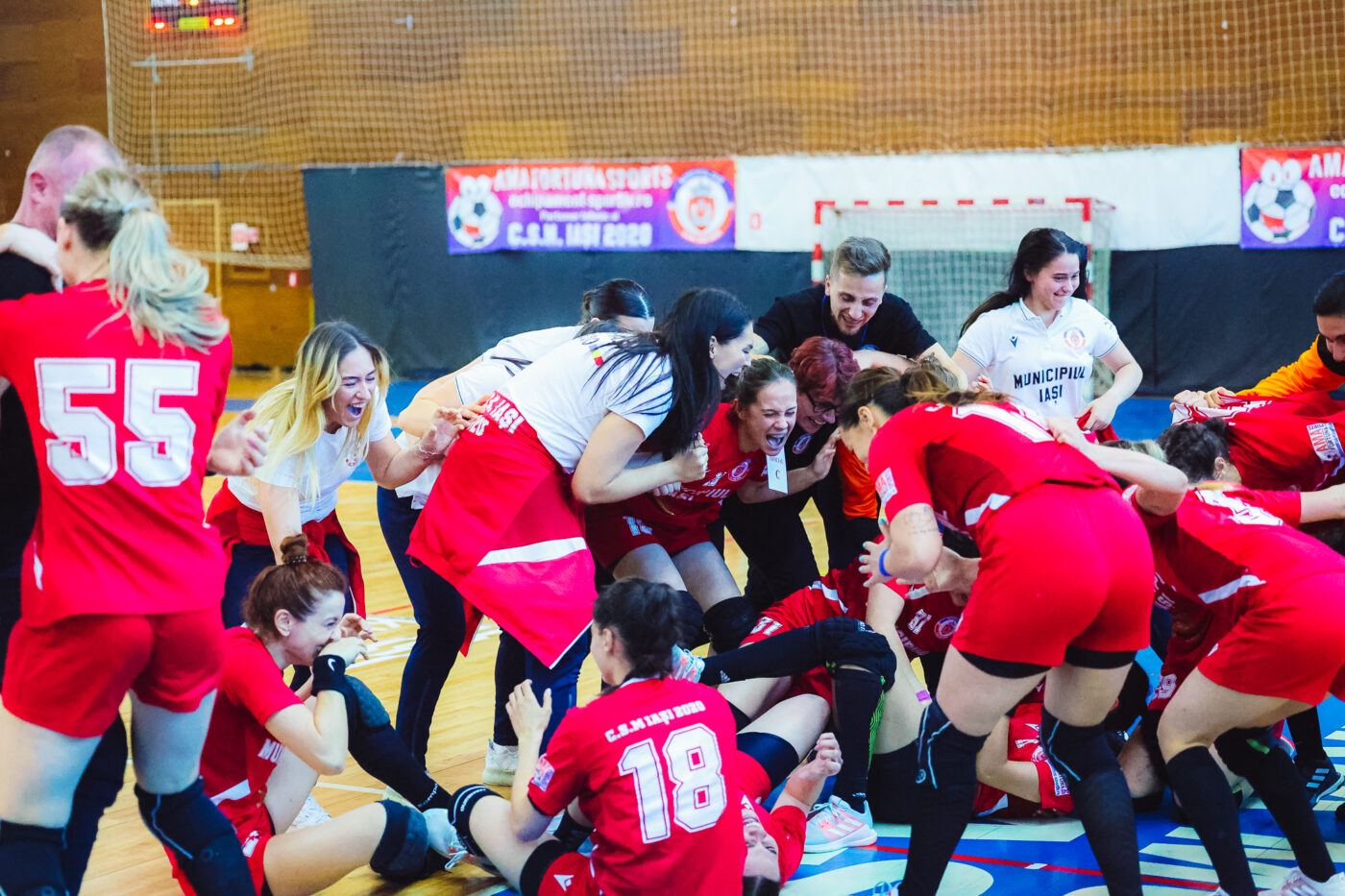 Nebunie la Iași! CSM Iași 2020 a promovat în prima ligă de handbal feminin după o pauză de 23 de ani. CSM Slatina, a doua echipă promovată direct