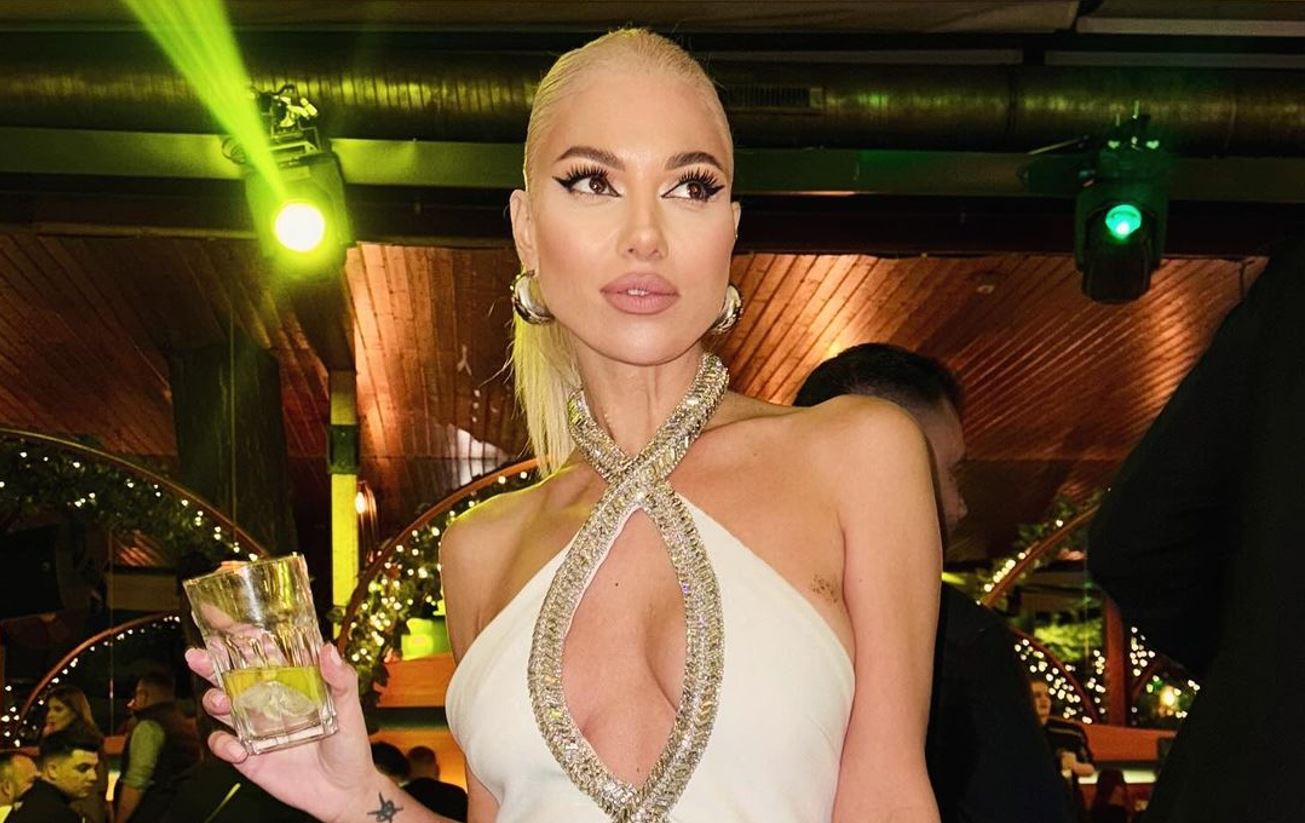 Pe teren mai rata, dar în viața privată dă gol după gol: Alex Pițurcă, asaltat de o blondă cunoscută în showbizz-ul din România! FOTO
