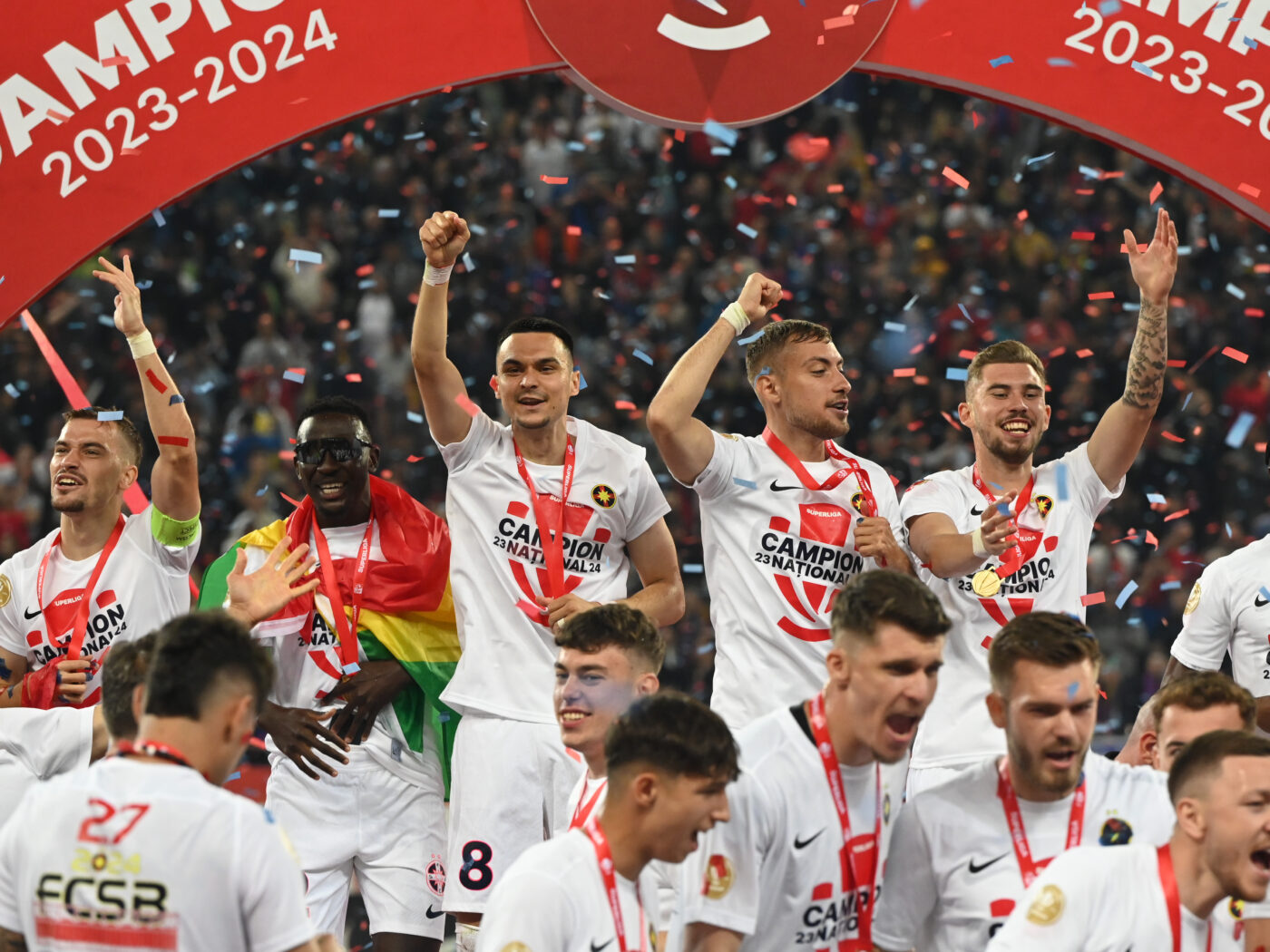 Pentru ce sume din drepturile TV se luptă cluburile din Superliga în ultima etapă! Cât a câștigat FCSB pentru titlu și câți bani mai sunt în joc
