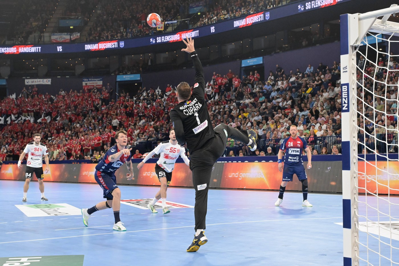 Prea mici pentru „balaurii” Europei. Cum s-a văzut de la Hamburg semifinala istorică pierdută de Dinamo într-o sală gigant, cum ar merita și Bucureștiul. SPECIAL