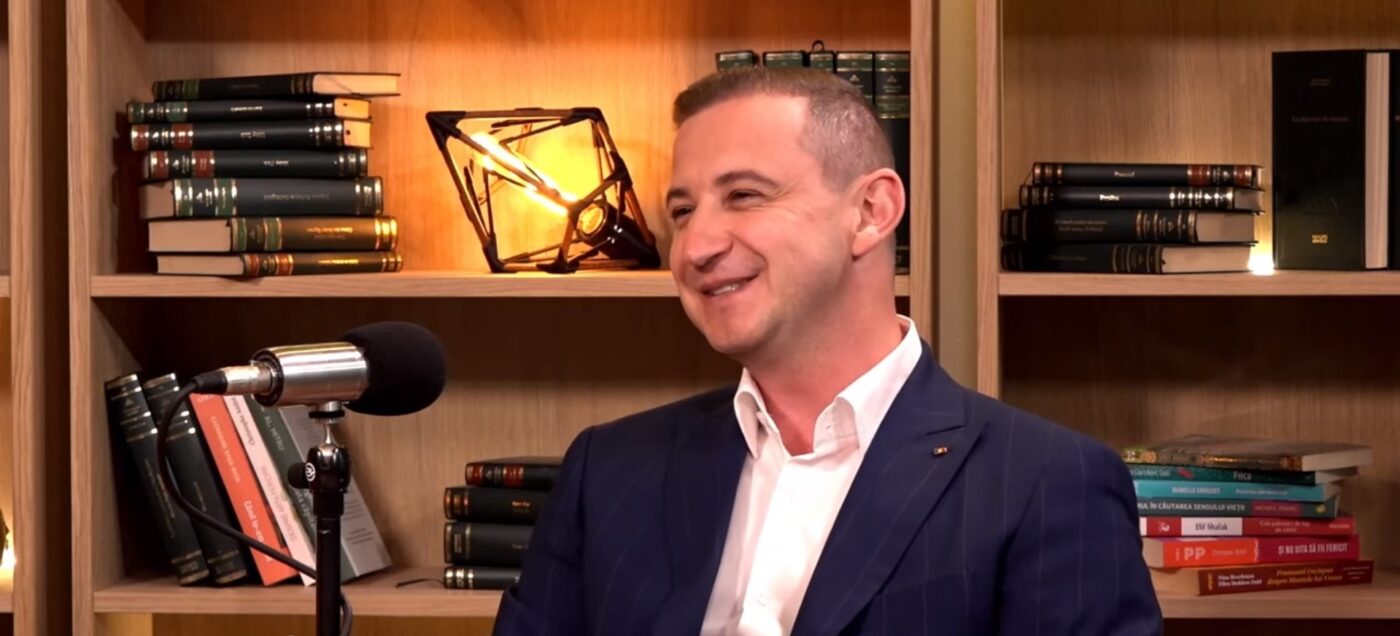 Președintele Camerei Deputaților, Alfred Simonis, și-a dorit să ajungă un mare fotbalist, dar a avut o problemă imensă: „Îmi zicea: «Ești ghips»”. Dezvăluiri în podcastul Altceva cu Adrian Artene. VIDEO