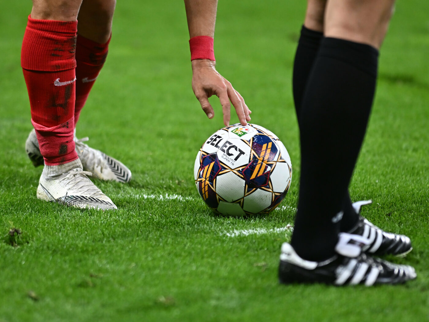 Președintele clubului din Superliga României și-a amanetat mașina pentru a da prime fotbaliștilor! „Pe nimeni nu interesează să bage milioane de euro”