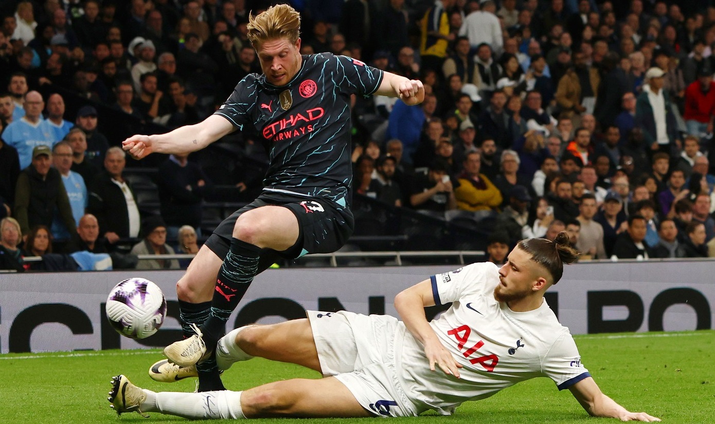Radu Drăgușin a dat lovitura pentru prima oară după transferul la Tottenham! Managerul Ange Postecoglou a fost cucerit de prestația românului cu Manchester City: „Va fi important pentru noi! Arăta altfel sezonul cu el”