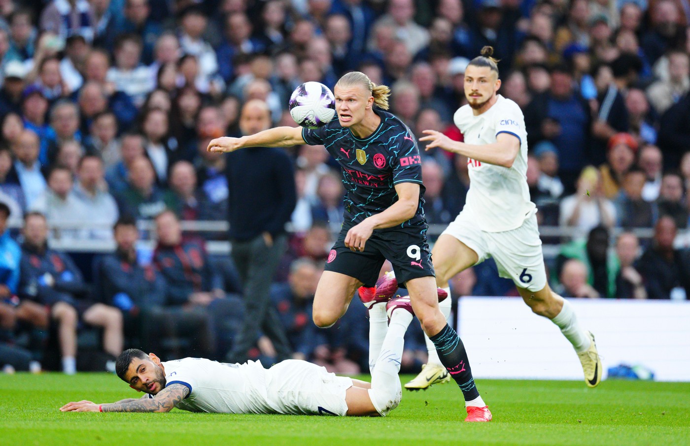 Radu Drăgușin a fost impresionant în duelurile cu Erling Haaland. I se prevede un viitor sclipitor în Premier League