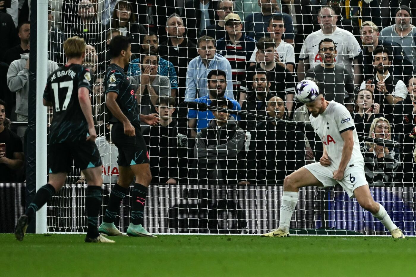Radu Drăgușin a fost „dragon” pe teren cu Erling Haaland, dar iubita lui a fost prințesă în tribune și a atras numeroase priviri la meciul Tottenham – Manchester City 0-2