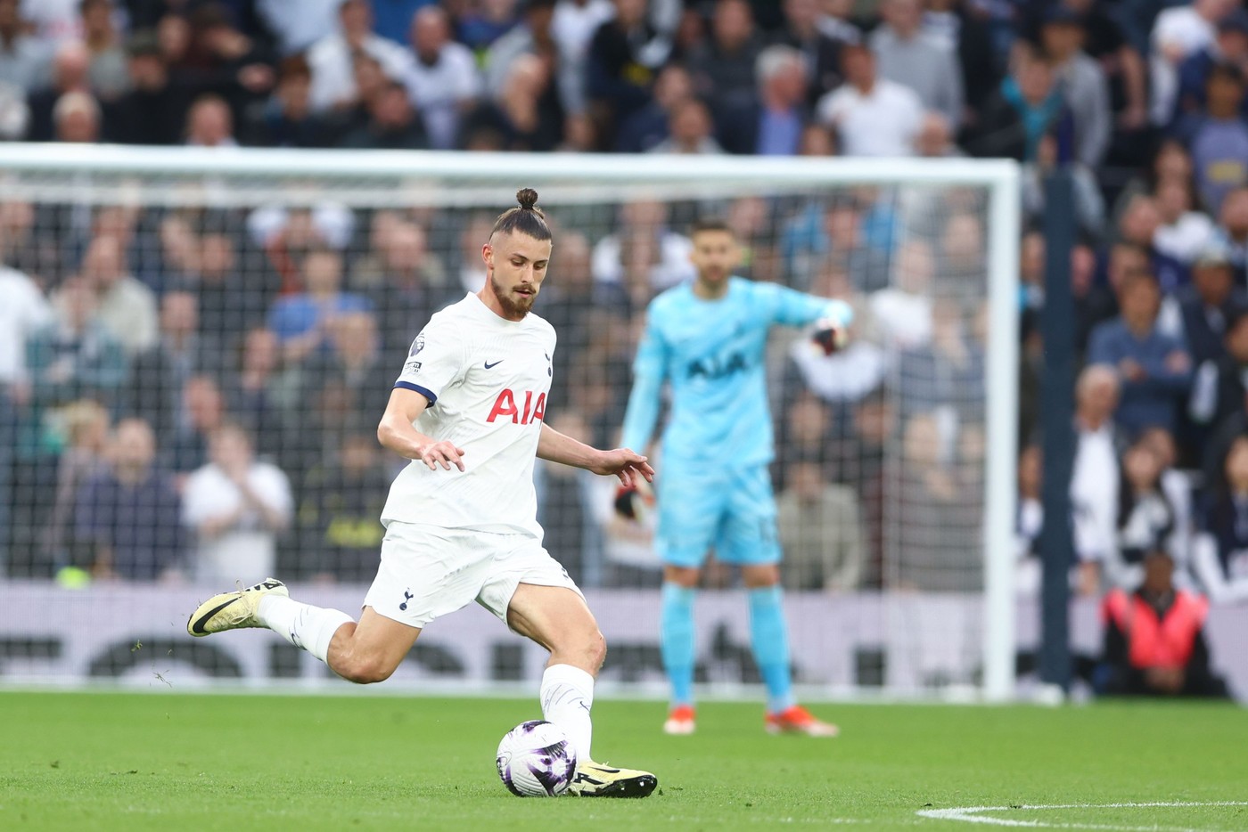 Radu Drăgușin i-a înfuriat total pe fanii lui Tottenham la meciul cu Manchester City! „Reziliați-i contractul!”