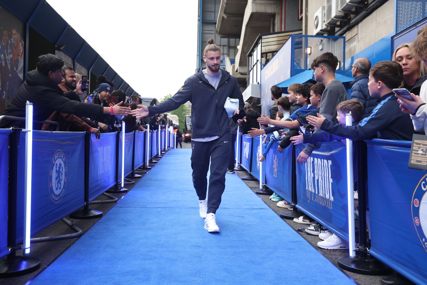 Radu Drăgușin, lovitură cruntă din partea lui Ange Postecoglou în meciul Chelsea – Tottenham! Decizia managerului care arată că românul e cantitate neglijabilă pentru el