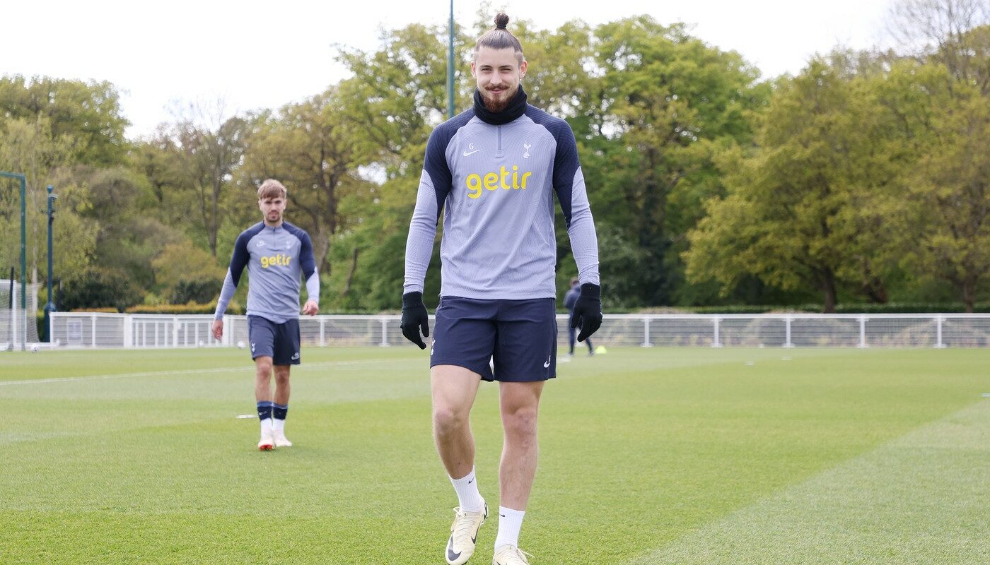 Radu Drăgușin nu s-a mai putut stăpâni pe banca de rezerve și camerele TV l-au surprins, în Liverpool – Tottenham 4-2, când nu se aștepta să fie filmat! Românul deja nu se mai ascunde