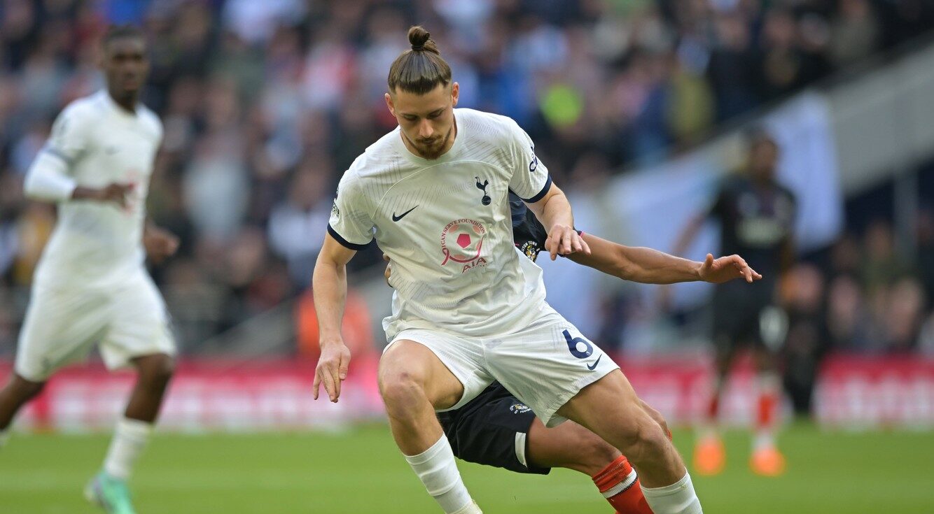 Radu Drăgușin pare că e „transfer listed” la Tottenham, după ultimele informații din presa engleză! Spurs negociază pentru doi fundași centrali formați la Chelsea și la Manchester City, iar Ange Postecoglou îl uită pe român meci de meci pe banca de rezerve