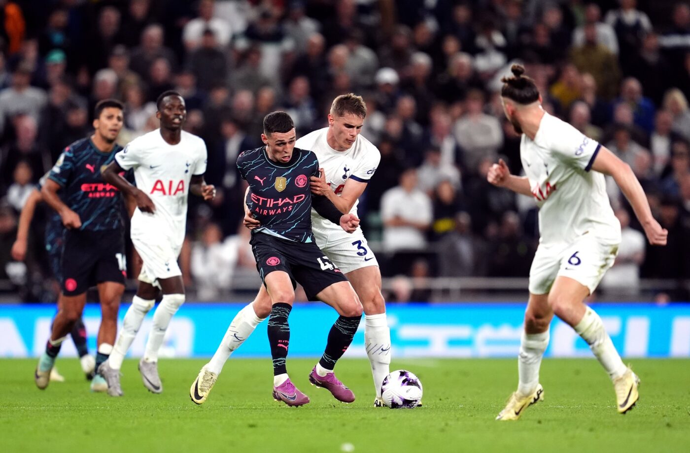Rivalul lui Radu Drăgușin pe post, distrus fizic de meciul cu Manchester City! Au apărut dezvăluiri incredibile: „Era cocoșat! Nu avea aer să respire. Le-a cerut colegilor să nu-i mai paseze”