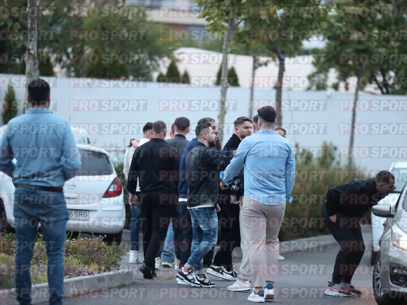 Imagini exclusive: scandal la petrecerea de titlu a celor de la FCSB! Tavi Popescu a fost înjurat, unul dintre amicii lui a sărit să-l apere și totul a fost la un pas să degenereze. Radunovic a intervenit ca un căpitan, în vreme ce Florinel Coman s-a „evaporat” cu soția și copilul. FOTO&VIDEO PROSPORT