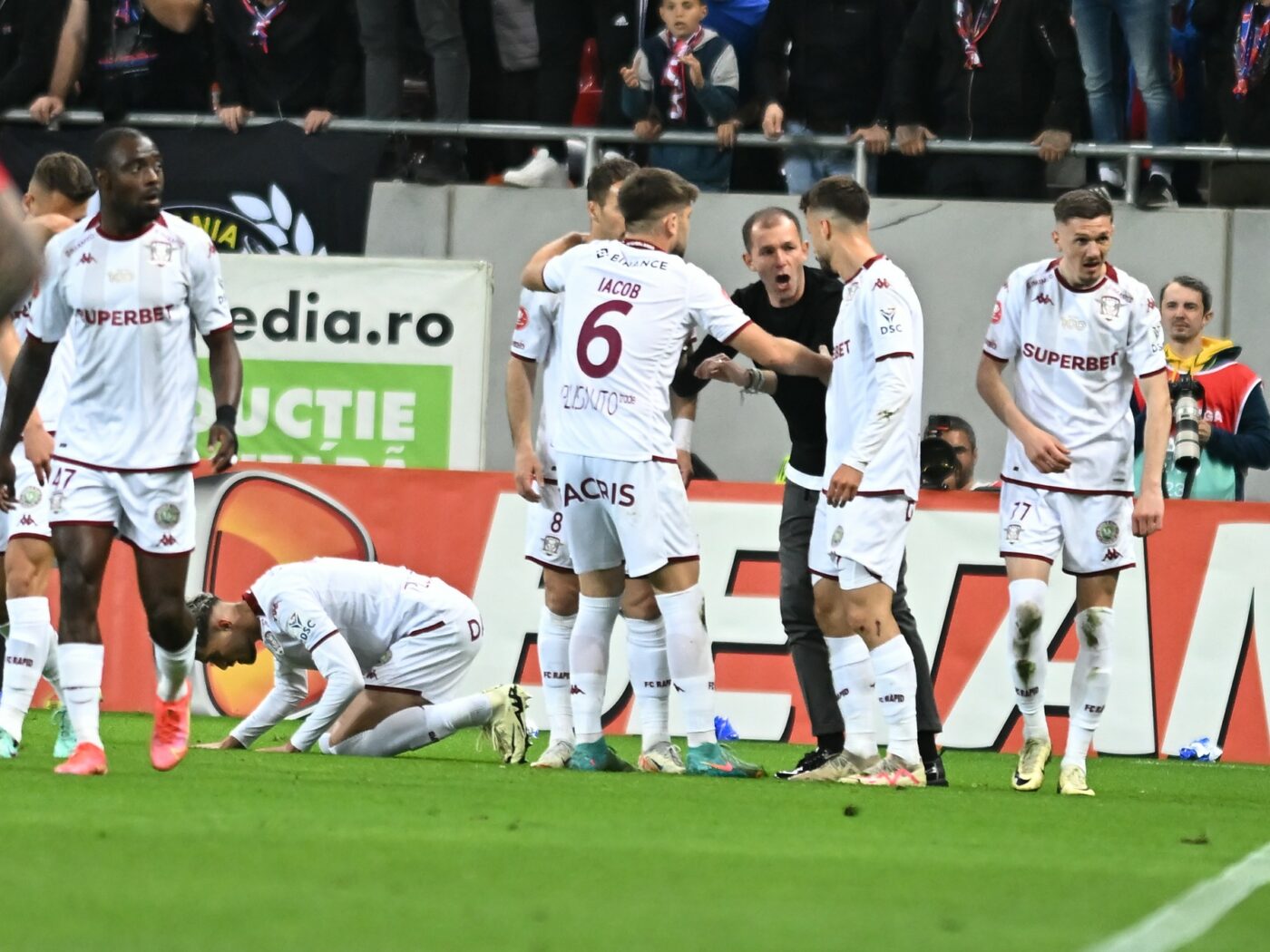 Scandal monstru în vestiar, între Bogdan Lobonț și un fotbalist străin, la pauza meciului CFR – Rapid! Jucătorul a ripostat și totul a degenerat: ce a făcut antrenorul când l-a auzit că țipă la el