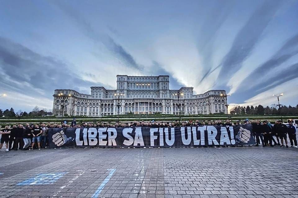 Sebastian Burduja, proiect de lege prin care ia apărarea ultrașilor pe stadioane! „Pedepsind suporterii, pedepsim sportul”