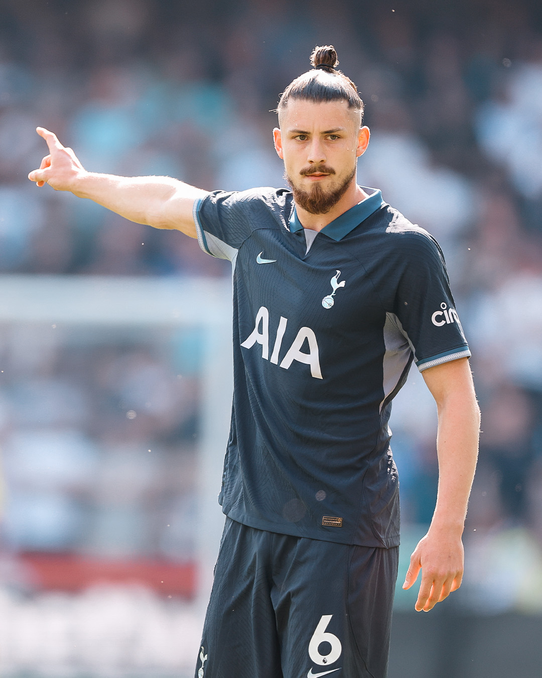 Transferul lui Radu Drăgușin de la Tottenham poate fi mai aproape decât cred englezii! Antrenorul care îl vrea cu disperare e la un pas să semneze pe un salariu fabulos cu echipa care îl „vânează” și ea pe român