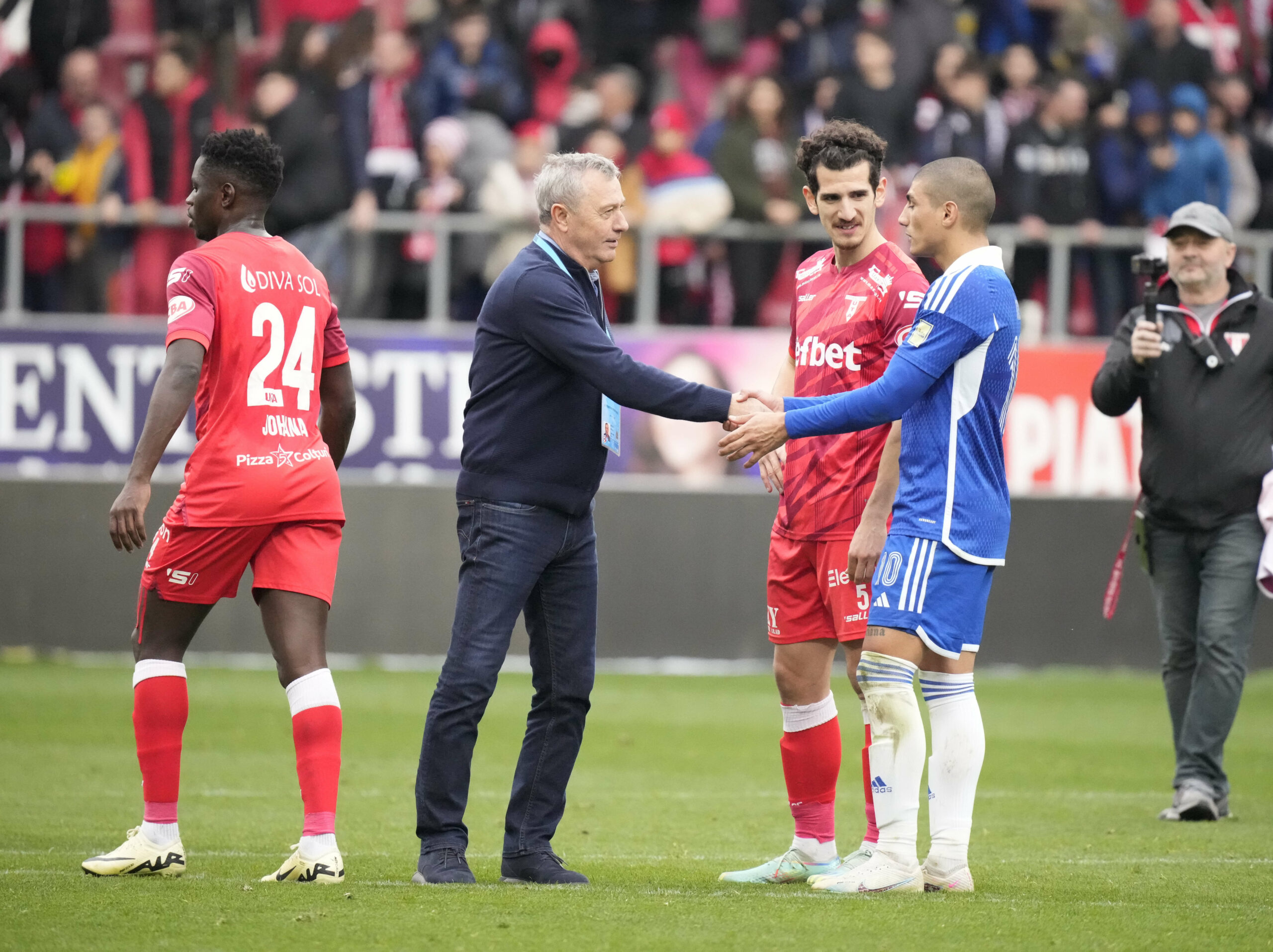 Universitatea Craiova Dominates UTA Arad: A Thrilling 4-2 Victory in Superliga Match - ii. Key Highlights of the 4-2 Victory