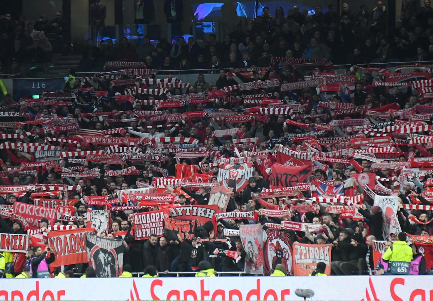 Ultras român din galeria lui Olympiacos, arestat în cazul uciderii unui polițist grec! Investigația ultra secretă a durat 4 luni și s-a lăsat cu 60 de persoane reținute, în cea mai amplă anchetă împotriva huliganilor din fotbal