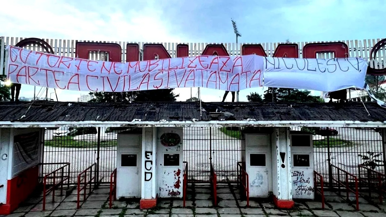 Ultrașii lui Dinamo, mesaj la ceas de seară, în fața stadionului din „Ștefan cel Mare”, pentru Andrei Nicolescu. Fanii simt amenințarea retrogradării și au cedat: „Cu torțe ne mobilizează…”. EXCLUSIV FOTO