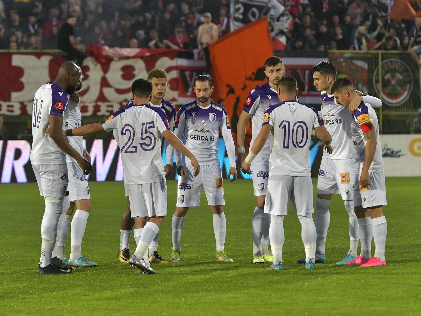 Vârful camerunez care a făcut senzație în Superliga și care s-a propus singur la FCSB e liber de contract și poate semna oricând cu Gigi Becali! Anunț oficial al fotbalistului