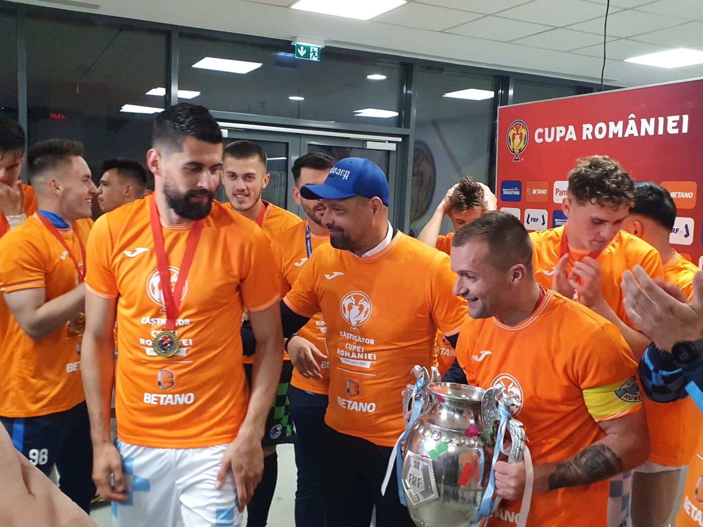 Antrenorul care a adus primul trofeu major din istoria Corvinului Hunedoara dă toate secretele pe față după victoria din finala Cupei României: „Și Real Madrid mai face asta!”