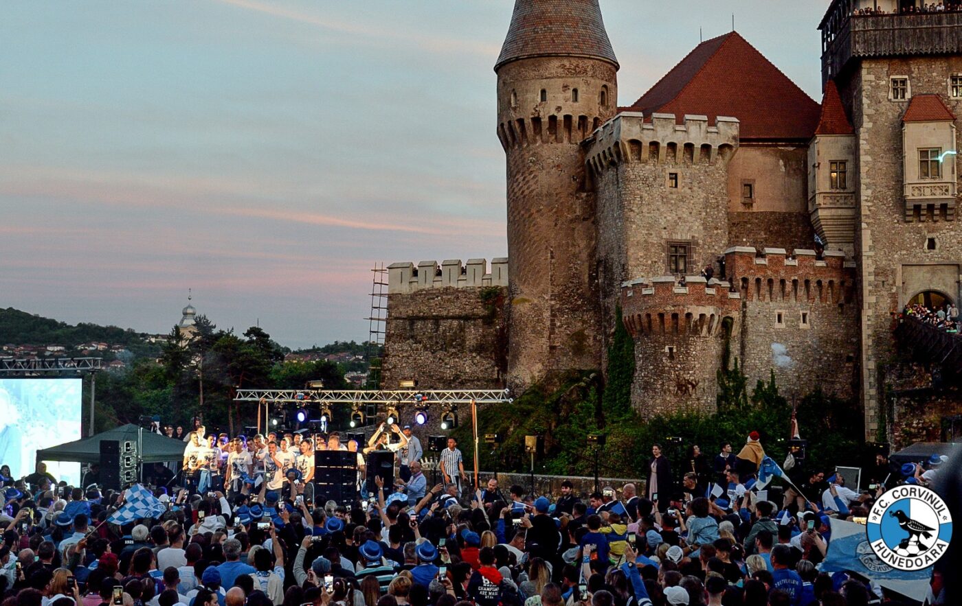 Sărbătoarea continuă la Hunedoara! Corvinul a celebrat succesul din Cupa României la Castelul Corvinilor, în fața a mii de oameni | FOTO și VIDEO