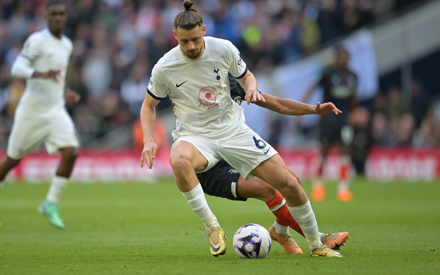 Radu Drăgușin a impresionat pe toată lumea cu un gest de veritabil bodyguard! Reacțiile fanilor lui Tottenham despre român s-au viralizat rapid