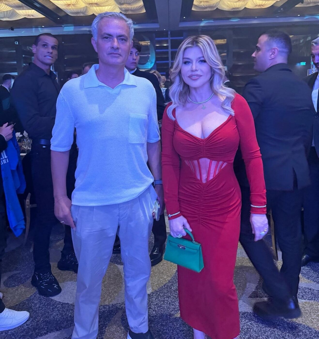Loredana Groza s-a dus cu cea mai decoltată rochie direct peste Jose Mourinho! Ce i-a cerut îndrăzneața cântăreață celebrului milionar portughez