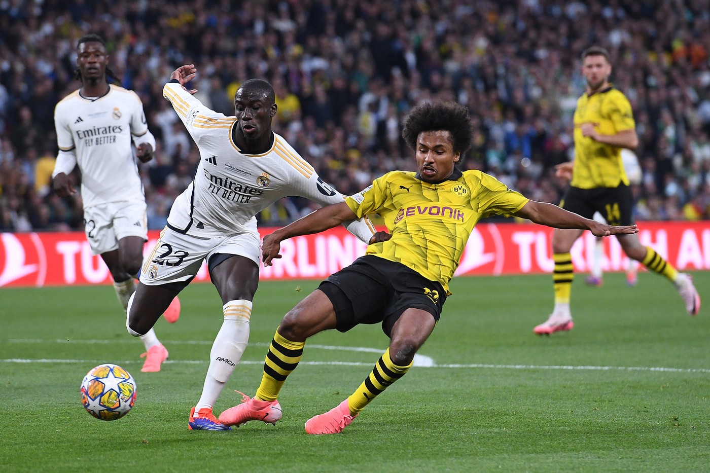 A venit verdictul specialistului la cea mai controversată fază din Borussia Dortmund – Real Madrid 0-2! Care e decizia corectă pe care trebuia să o ia arbitrul la acțiunea în care nemții au cerut penalty
