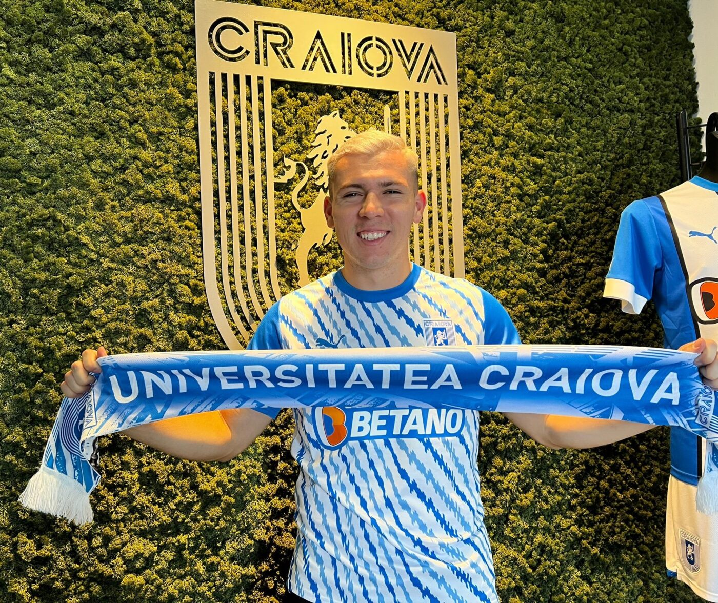 Al doilea transfer realizat de Universitatea Craiova! A costat 500.000 de dolari, a semnat pe 4 ani şi va avea numărul 17 pe tricou