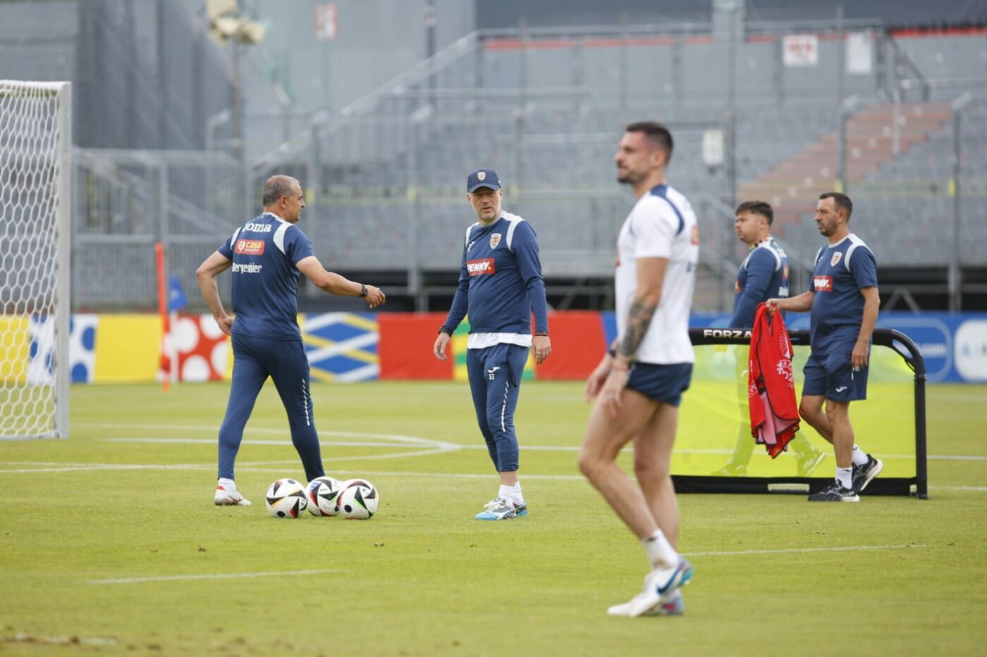 Baxul cu apă cărat de Răzvan Marin și pelerina crescută prin piele a lui Edi Iordănescu. Reportaj la antrenamentul naționalei României din Wurzburg pentru EURO 2024. EXCLUSIV VIDEO & FOTO