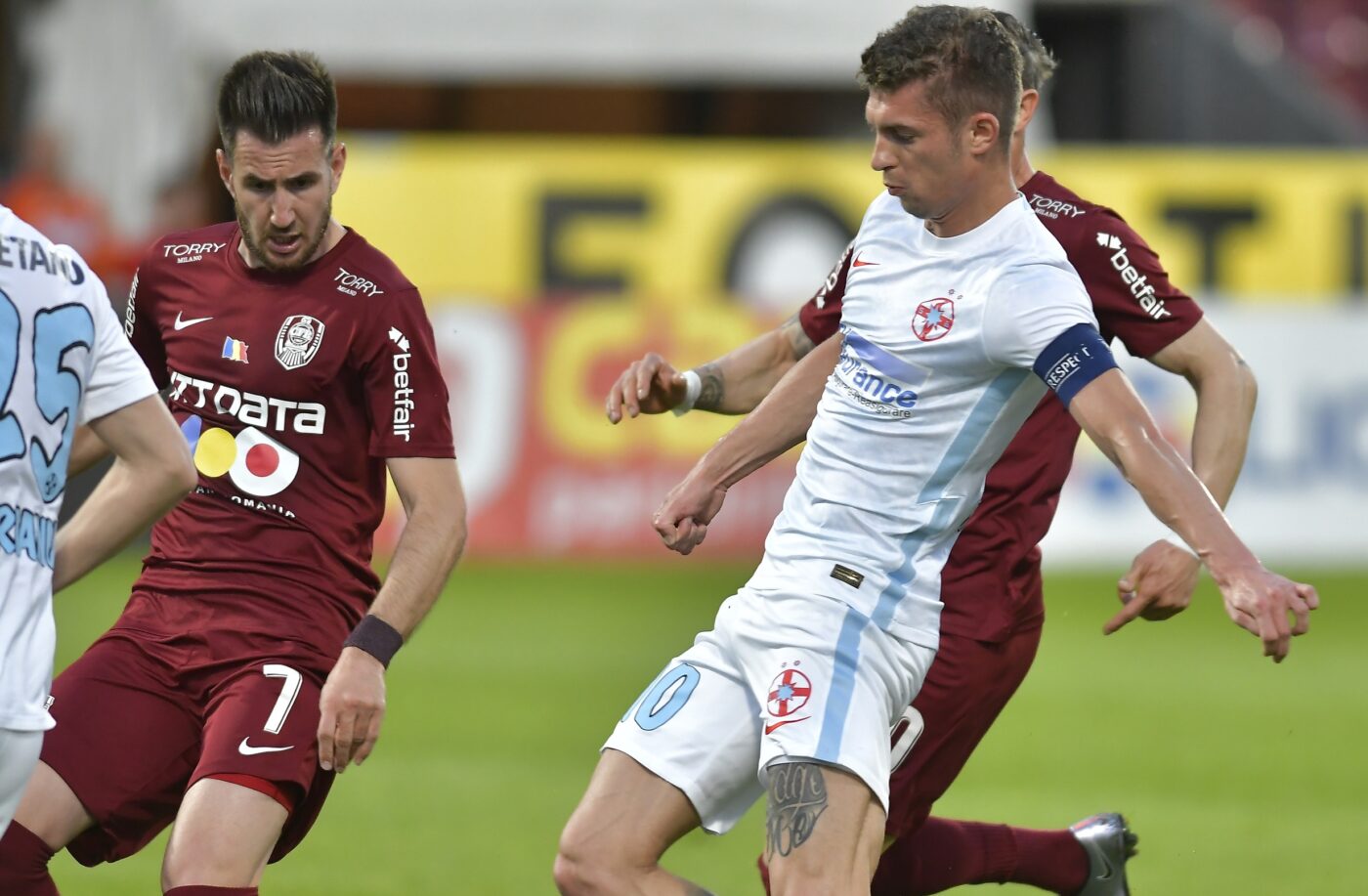 CFR Cluj dă lovitura verii pentru titlu! Nelu Varga i-l aduce lui Dan Petrescu pe fotbalistul cu 4 titluri de campion în CV. EXCLUSIV