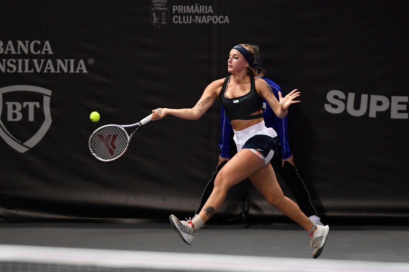 Ce face una dintre cele mai controversate și vulcanice jucătoare de tenis ale României pentru a-și controla mobilitatea și emoțiile! Imagini cu exercițiile de flexibilitate și relaxare mentală ale Andreei Prisăcariu