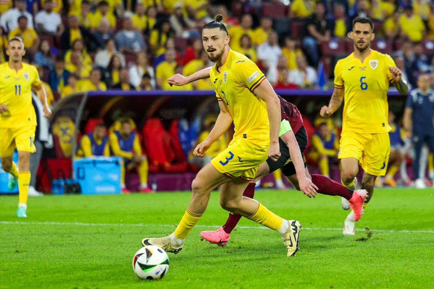 Ce veste deloc bună pentru Radu Drăgușin! Fotbalistul pe care Tottenham vrea să-l transfere pe postul lui face un EURO extraordinar și e comparat deja cu Paolo Maldini