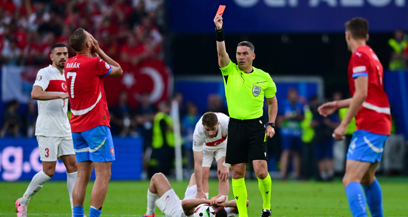 Cum a descris presa de la Praga decizia lui Istvan Kovacs de a elimina un fotbalist ceh în meciul cu Turcia! Nu au stat prea mult pe gânduri şi au tras concluzia