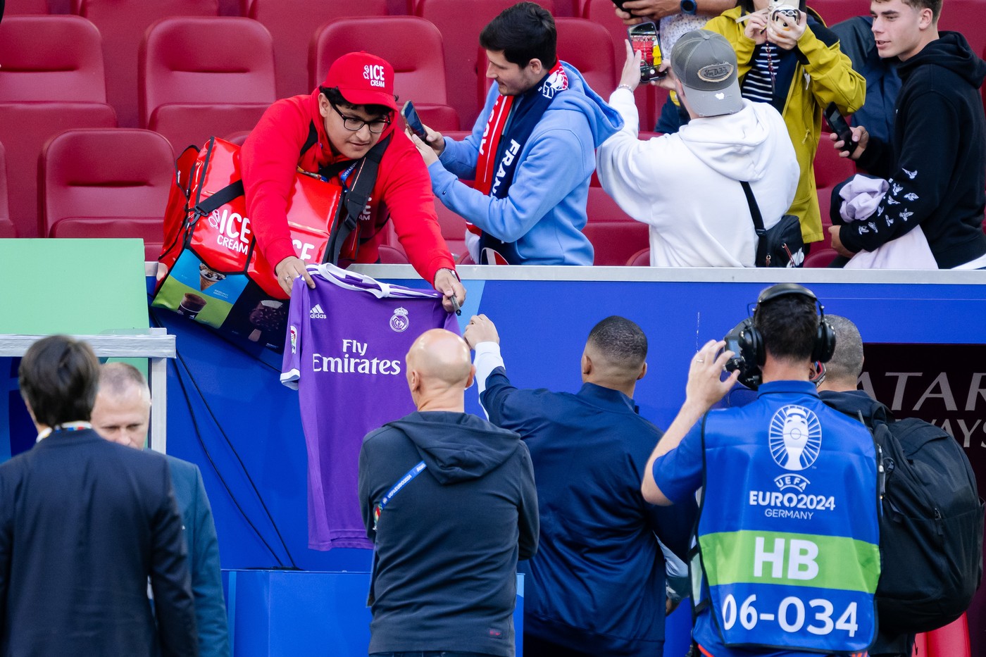 Cum a reacționat Mbappe când i-au aruncat un tricou cu Real Madrid la EURO 2024