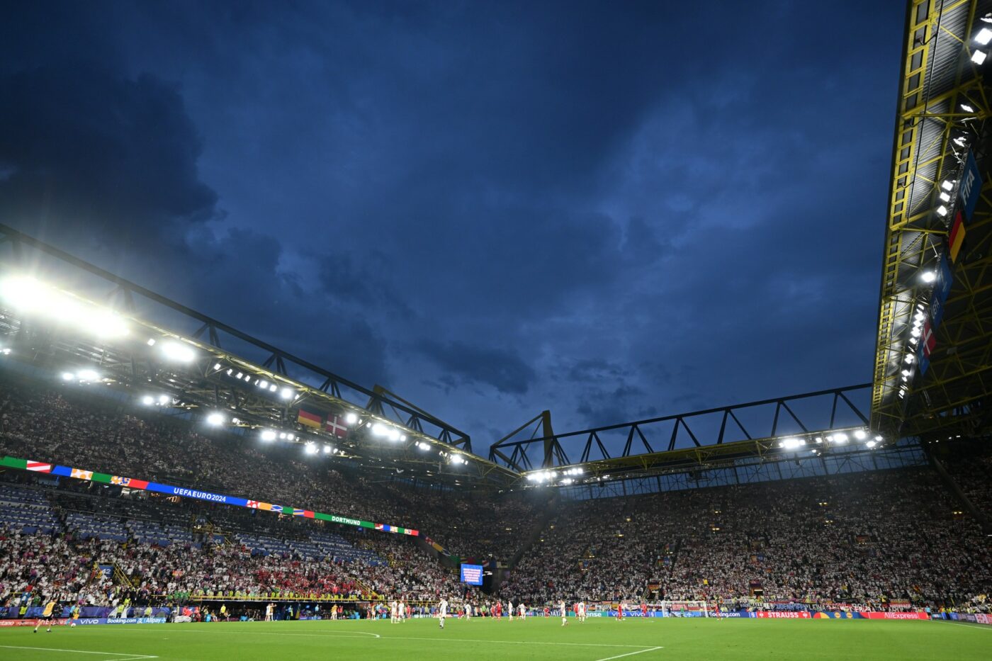 De ce au fugit speriați la vestiare fotbaliştii danezi, când furtuna s-a dezlănțuit la meciul cu Germania de la Dortmund! Povestea terifiantă pe care o cunosc ei: ce a pățit un jucător după ce a fost lovit de un fulger!