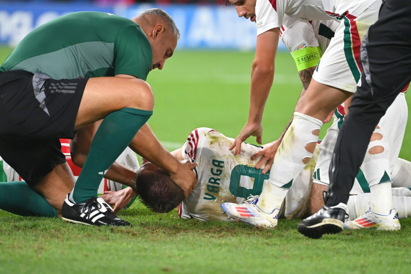 Diagnosticul medicilor pentru Barnabas Varga, fotbalistul care a fost la un pas de tragedie, la EURO, în meciul Scoția – Ungaria 0-1: „Va fi operat”