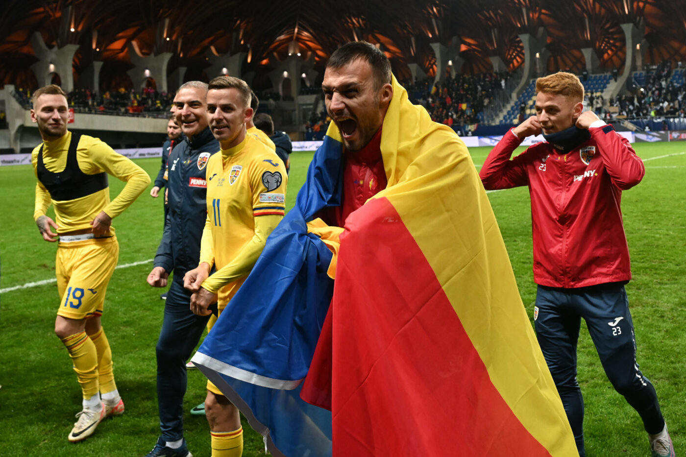 Dialog savuros cu Vasile Mogoș, fundașul naționalei la EURO 2024: „Auzi vorbă! Sunt și portar, și magaziner dacă trebuie pentru România!”. Pasionat de frizerie, cum l-ar tunde pe Edi Iordănescu? „Te rog să scrii, neapărat, fix așa!” INTERVIU EXCLUSIV