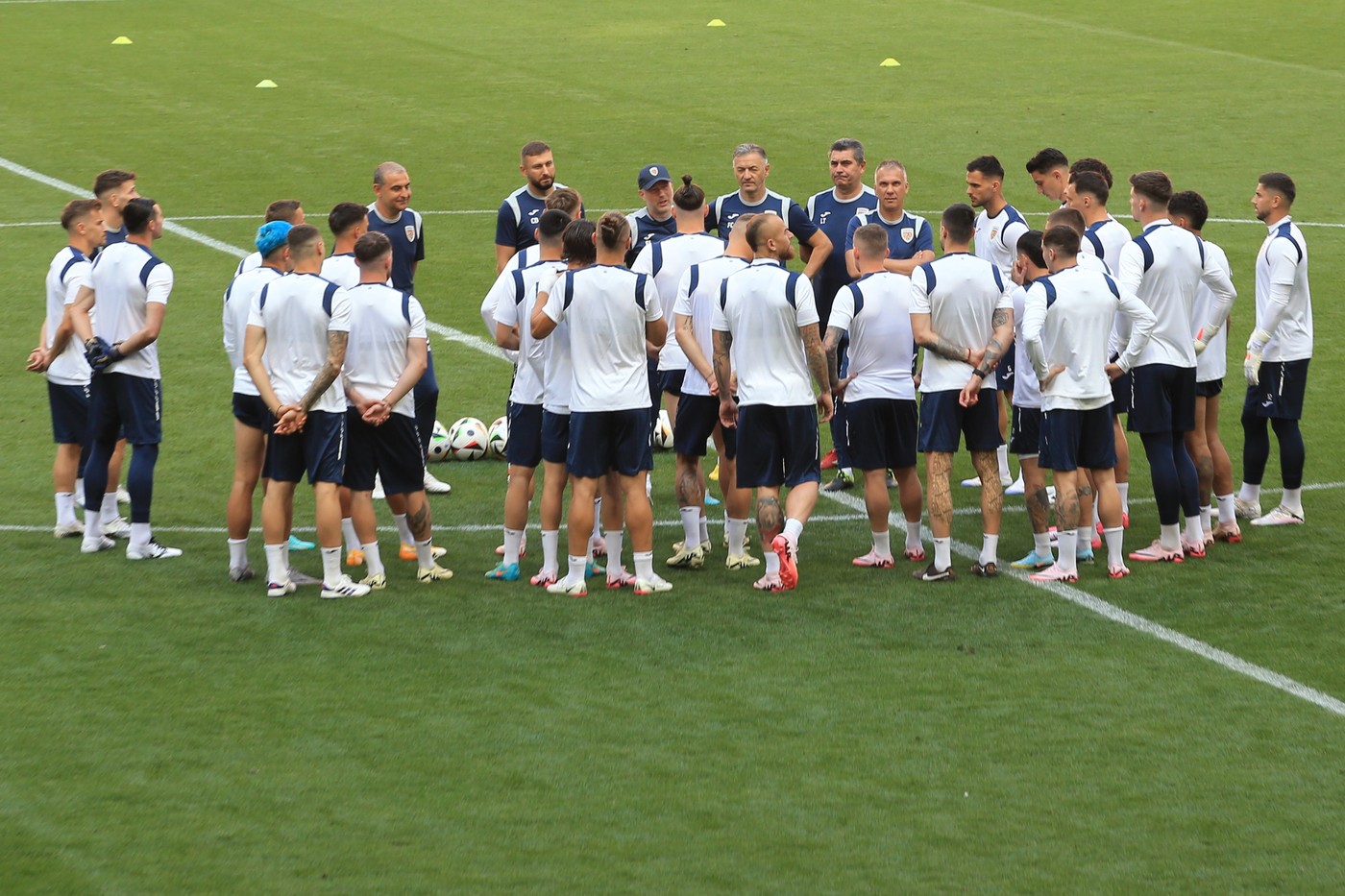 Edi Iordănescu, arată-le asta înaintea meciului cu Ucraina! Ne văd ca și eliminați de la EURO 2024! Echipa cu slovaci în componență, dar în care nu și-a făcut loc nici măcar un jucător al României: „Unde este Radu Drăgușin?”
