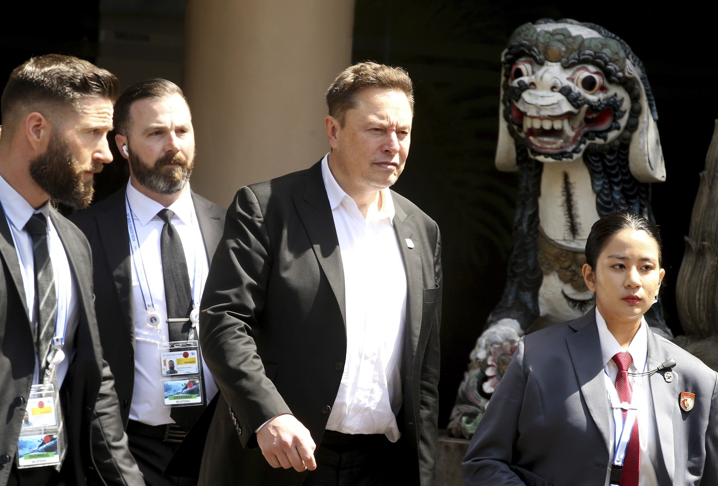 Elon Musk a anunțat că va interzice iPhone şi orice dispozitiv Apple, inclusiv pe Tesla! „Breşă de securitate inacceptabilă”
