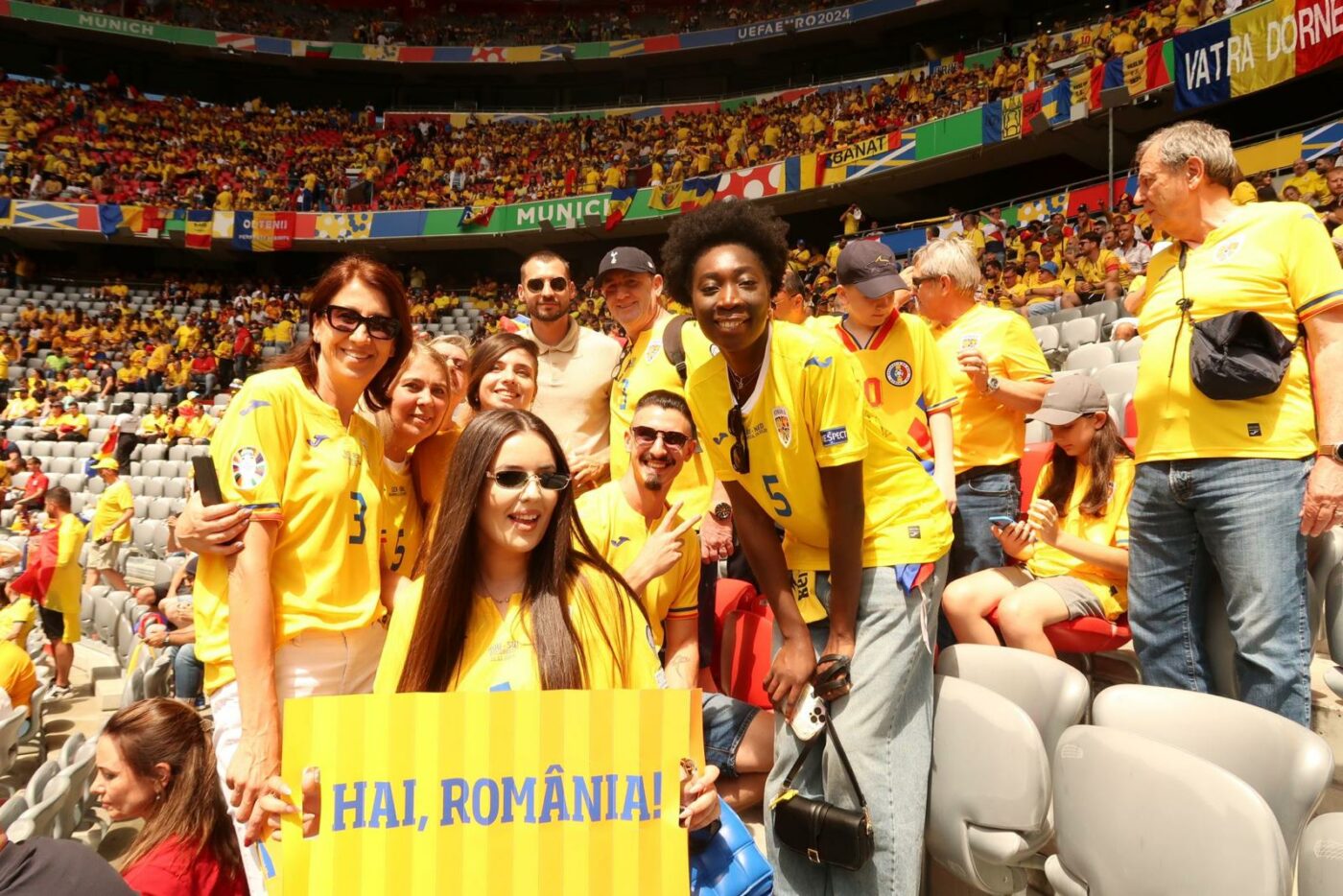 Familia celui mai valoros jucător român, în al nouălea cer după victoria istorică a tricolorilor! ProSport are imaginile bucuriei de la Munchen! Mama vedetei lui Edi Iordănescu a greșit pronosticul și ne-a dezvăluit primul mesaj al starului: „A fost pur și simplu fabulos!” EXCLUSIV
