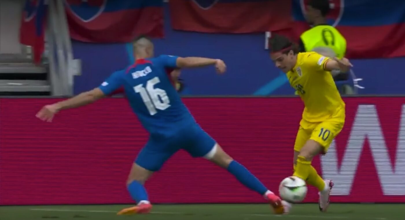 Faza controversată de care va vorbi toată Europa: penalty acordat ușor, cu VAR, pentru tricolori în România – Slovacia. Ianis Hagi a fost faultat, dar contactul pare în afara suprafeței de pedeapsă