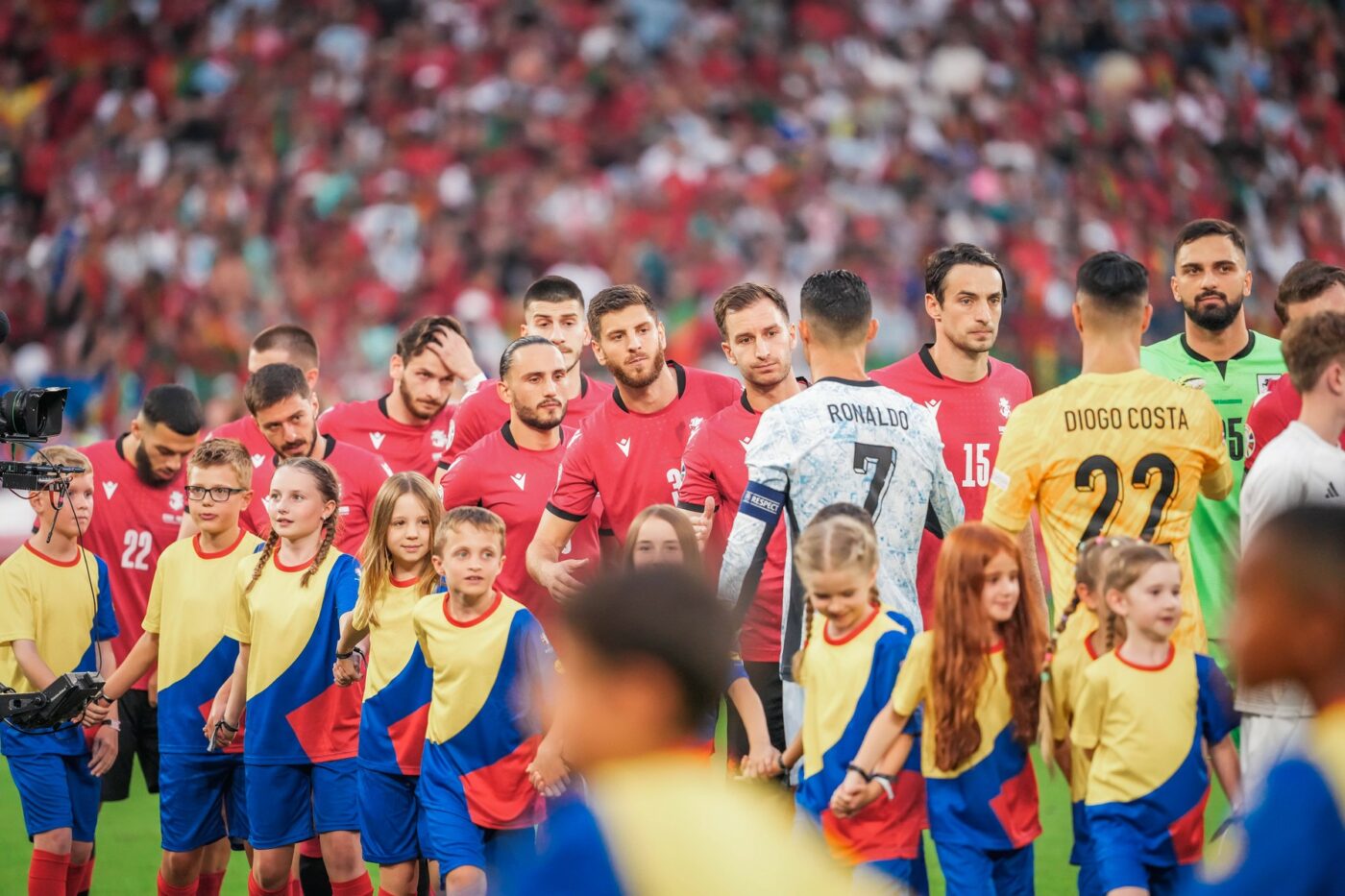 Fotbaliștii celei mai surprinzătoare naționale de la EURO au avut un șoc! Vor lua o primă de 10.000.000 de euro de la fundația controversatului miliardar, dacă se califică în sferturi!