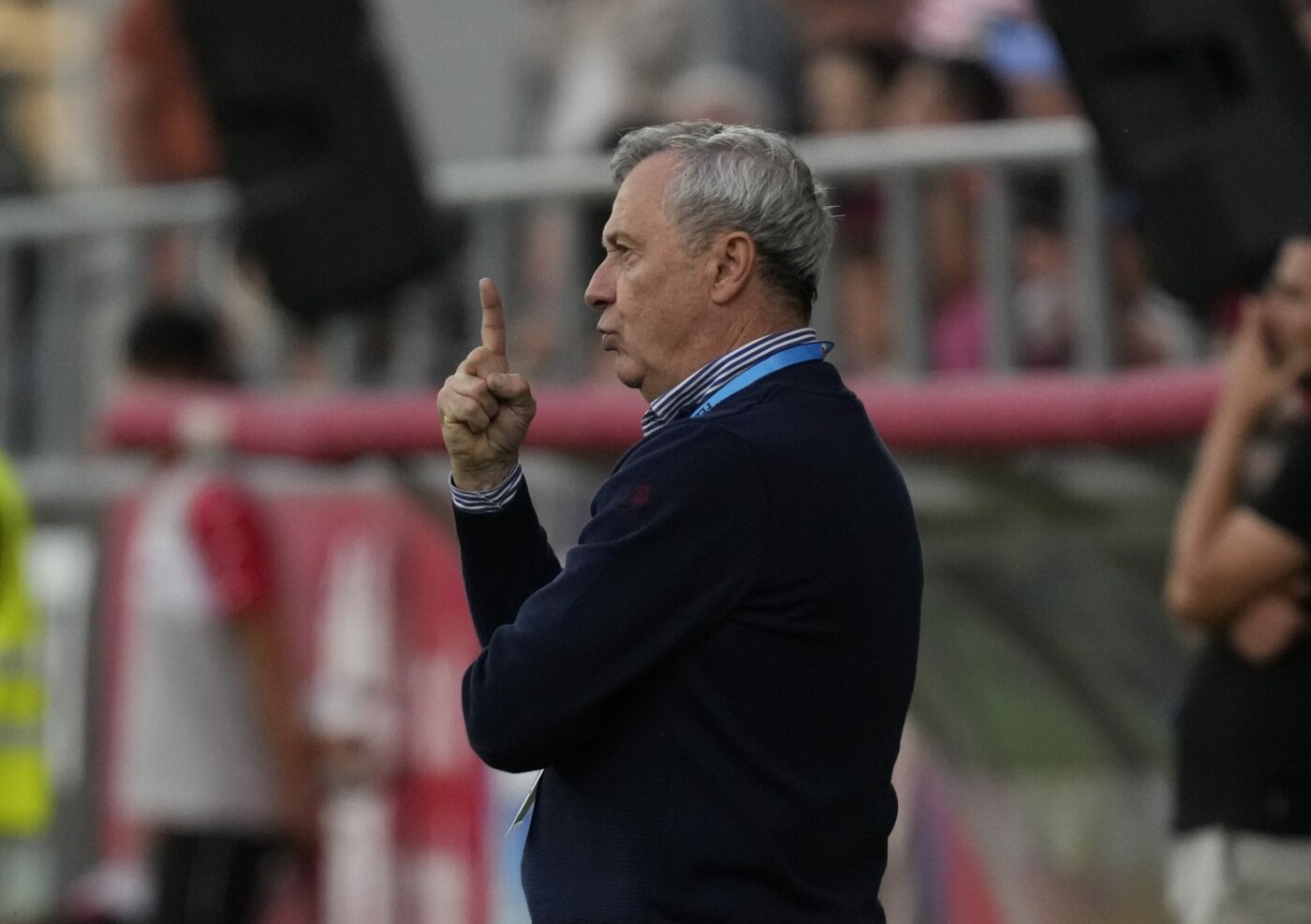 Fotbalistul pentru care Gigi Becali plătea 800.000 de euro nu a prins ultimul tren la UTA, dar e așteptat să semneze fundașul de bandă de la CFR Cluj. Cu ce jucători a plecat Mircea Rednic în cantonamentul din Slovenia