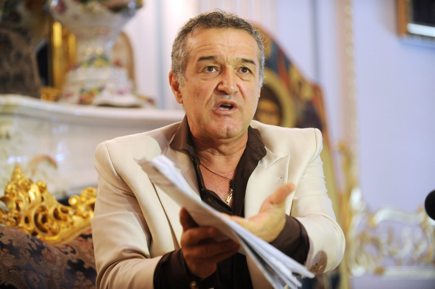 Gigi Becali a răbufnit când a auzit ce i-au cerut fiicele lui să facă! Reacție dură, în direct, la TV, legat de locul în care a „spart” 160.000 de euro numai pe costume de firmă: „Bătaie 10 zile, în fiecare zi”