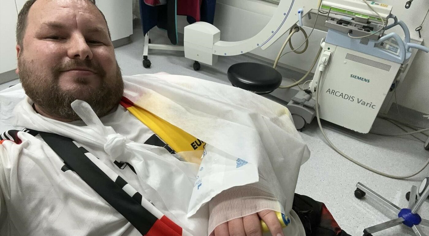 I-a rupt mâna unui suporter la încălzire! A cântat imnul național de pe patul de spital