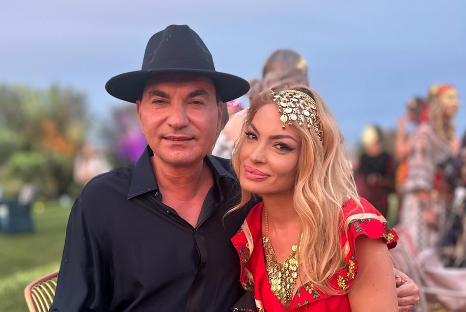 Imagini fabuloase cu Cristi Borcea și Valentina Pelinel, așa cum nu au mai fost niciodată văzuți! Milionarul, îmbrăcat ca un rom autentic, și fostul manechin internațional, cu salbă de bănuți: „Va lăsa femeile până își pierde virilitatea”